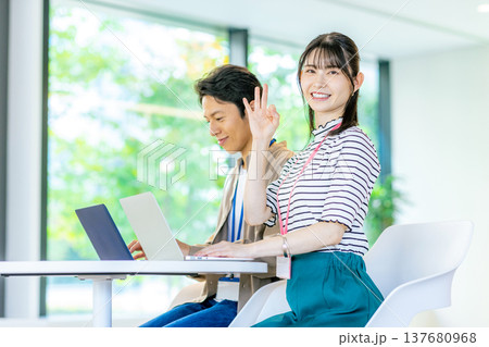オフィスでパソコンを使うビジネスシーン オフィスでパソコンを使うビジネスシーン 137680968