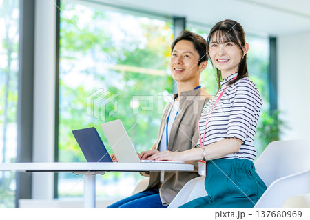 オフィスでパソコンを使うビジネスシーン 137680969