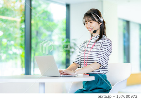 コールセンターで働く若い女性 137680972