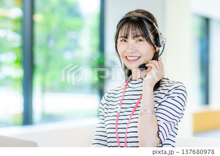 コールセンターで働く若い女性 137680978