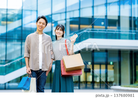 買い物するミドル男女 買い物するミドル男女 137680981