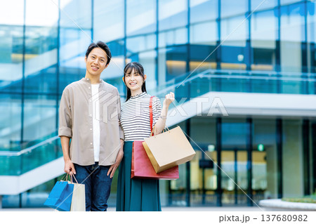 買い物するミドル男女 137680982