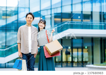 買い物するミドル男女 買い物するミドル男女 137680983