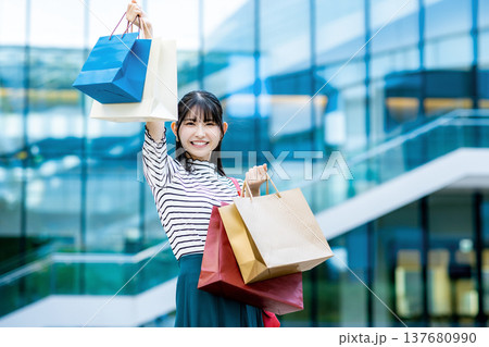 買い物袋を持つ若い女性 137680990
