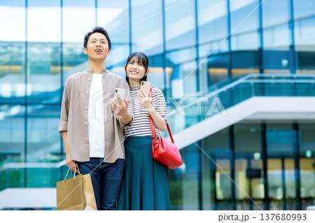 スマホを見るカップル 137680993