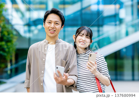 スマホを見るカップル スマホを見るカップル 137680994