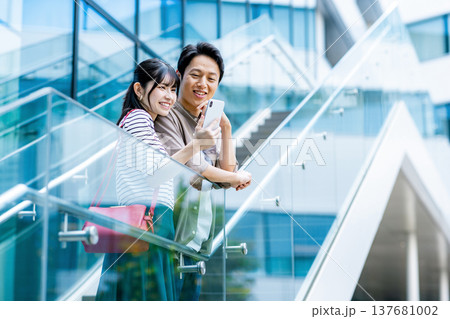 デートするカップル 137681002