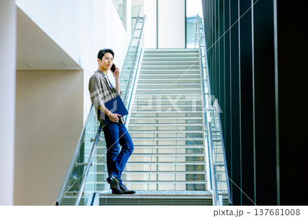 カジュアルなオフィスイメージ 137681008