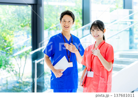 若い介護士 137681011