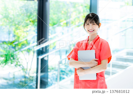 スクラブを着た若い女性 137681012