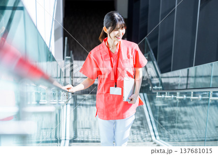 若い女性のポートレート 137681015