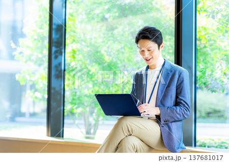 ノートパソコンを持ったビジネスマン 137681017