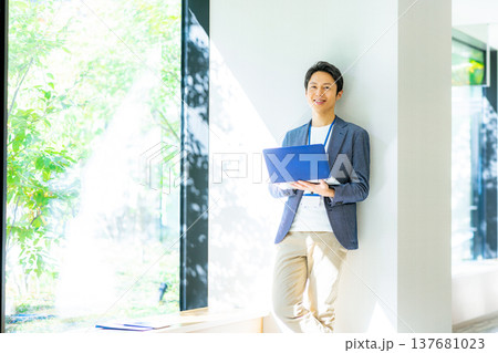 ノートパソコンを持ったビジネスマン 137681023