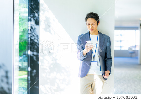 スマホを操作する若い男性 スマホを操作する若い男性 137681032