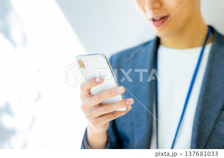 スマホを操作する若い男性 137681033