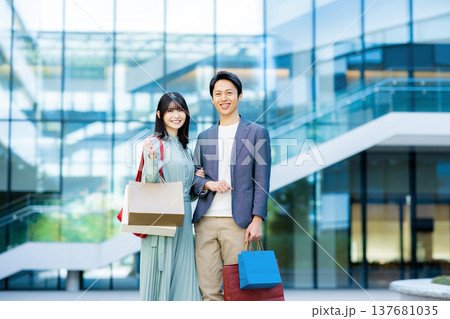 ショッピングを楽しむ男女 ショッピングを楽しむ男女 137681035