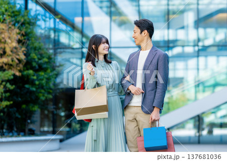 ショッピングを楽しむ男女 137681036