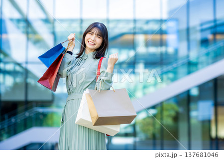 ショッピングバッグを持つ女性 ショッピングバッグを持つ女性 137681046