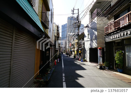 東京の商店街 東京の商店街 137681057