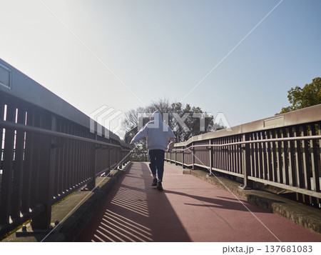 春の昼の公園で楽しく遊んでいる十代の女の子の姿	 137681083