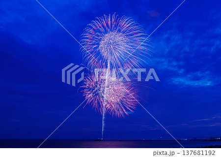 海に上がる打ち上げ花火 海に上がる打ち上げ花火 137681192