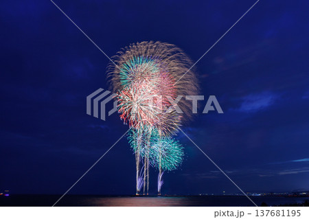 夜空に咲くカラフルなスターマイン 夜空に咲くカラフルなスターマイン 137681195