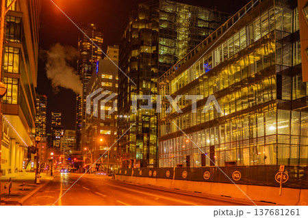 トロントの夜景（カナダ） 137681261