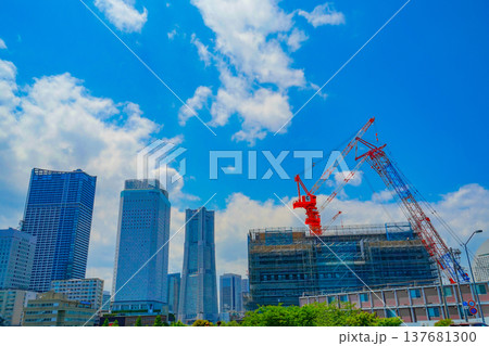 横浜みなとみらいのビル建設風景 137681300