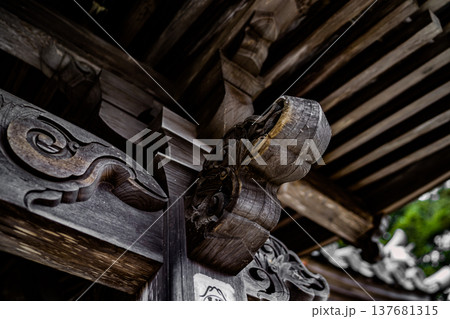 古い神社の外壁(日本文化) 古い神社の外壁(日本文化) 137681315