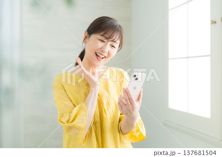 スマホを見る女性 137681504