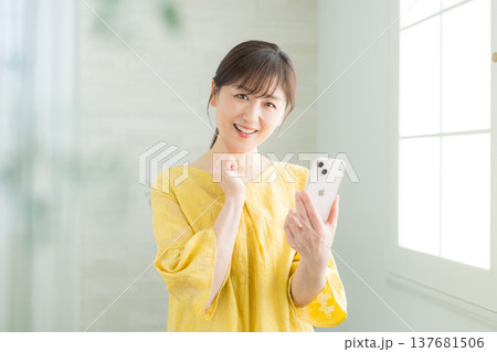 スマホを見る女性 137681506
