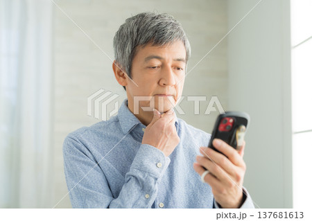 窓辺のシニア男性 窓辺のシニア男性 137681613