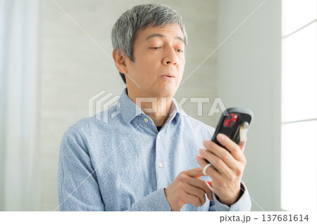 窓辺のシニア男性 137681614