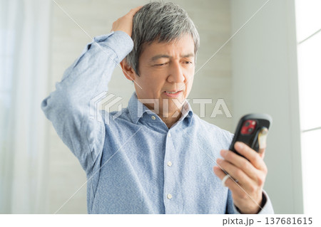 窓辺のシニア男性 137681615