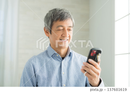 窓辺のシニア男性 137681619