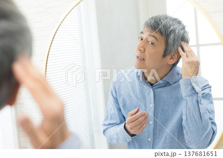 髪を気にする中年男性 髪を気にする中年男性 137681651