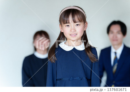 入学式、卒園式　親子イメージ 137681671