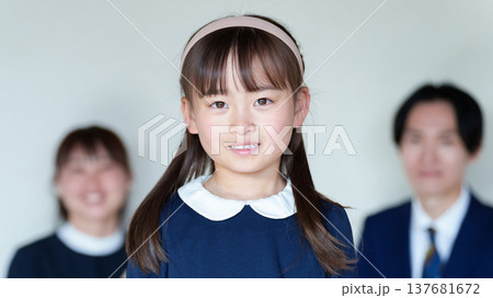 入学式、卒園式　親子イメージ 137681672