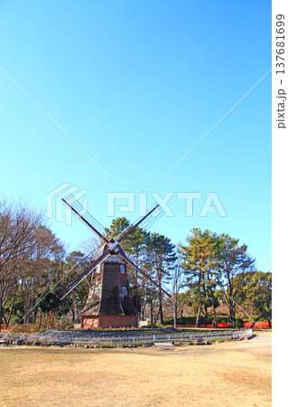 愛知県名古屋市、かつて存在した名城公園オランダ風車の風景 137681699