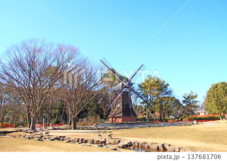 愛知県名古屋市、かつて存在した名城公園オランダ風車の風景 137681706