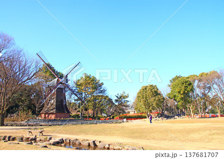 愛知県名古屋市、かつて存在した名城公園オランダ風車の風景 137681707