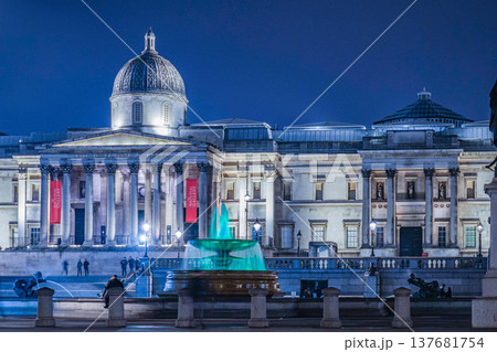 ナショナルギャラリー美術館の夜景(イギリス・ロンドン) ナショナルギャラリー美術館の夜景(イギリス・ロンドン) 137681754