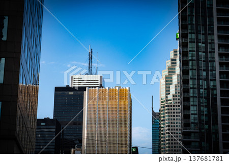 ビル群と青空 137681781