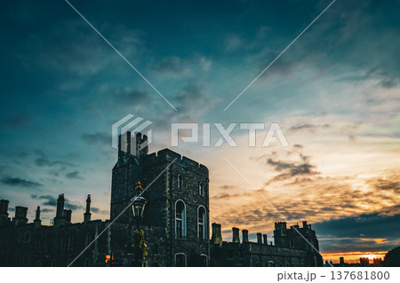 ウィンザー城の澄んだ朝空 137681800