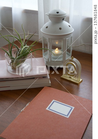 卓上のノートとランタン 137681848