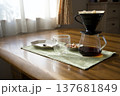 ハントドリップでコーヒーを淹れる 137681849