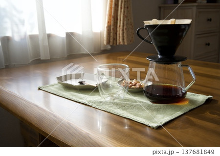 ハントドリップでコーヒーを淹れる ハントドリップでコーヒーを淹れる 137681849