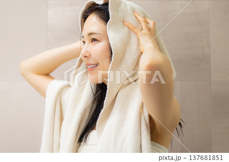 洗面所でヘアケアをする女性　 137681851