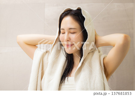 洗面所でヘアケアをする女性　 137681853