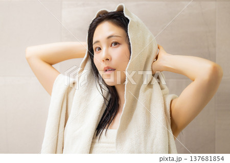 洗面所でヘアケアをする女性　 137681854